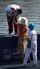 Tótka Sándor átveszi a K-1 200m aranyérmét
